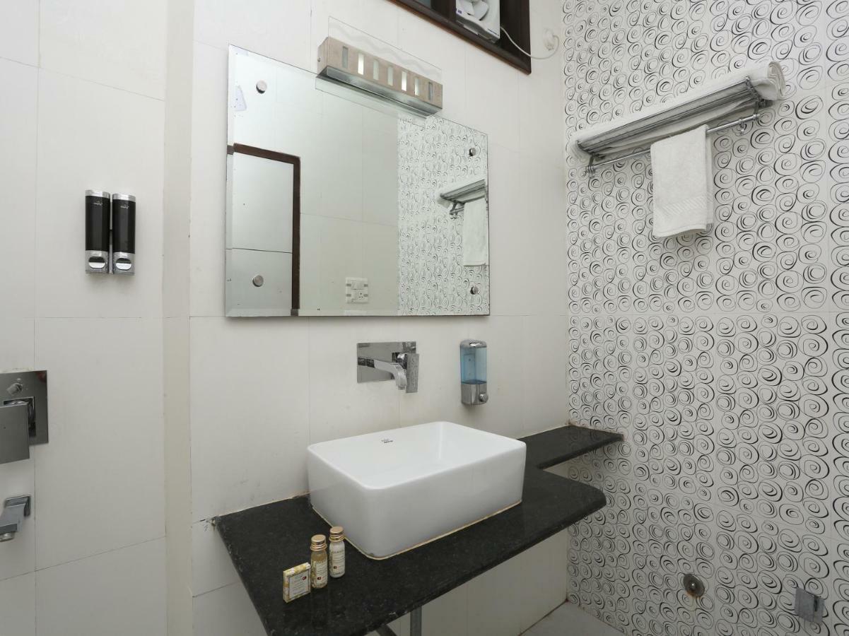 Bilberry Hotel Rewāri Buitenkant foto